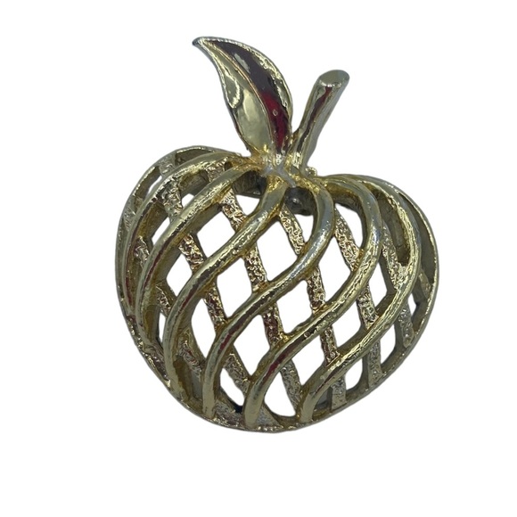 Vintage Gerry's Creations Apple Openwork Lattice Pin/Goldtone - Picture 1 of 4